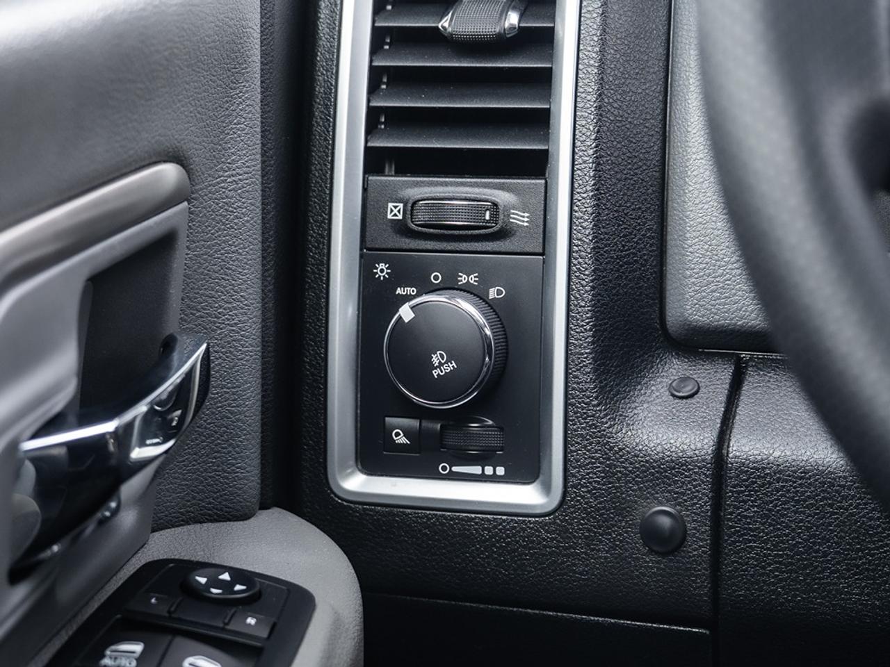 2015 RAM 3500 4WD Crew Cab SLT Dually Photo11