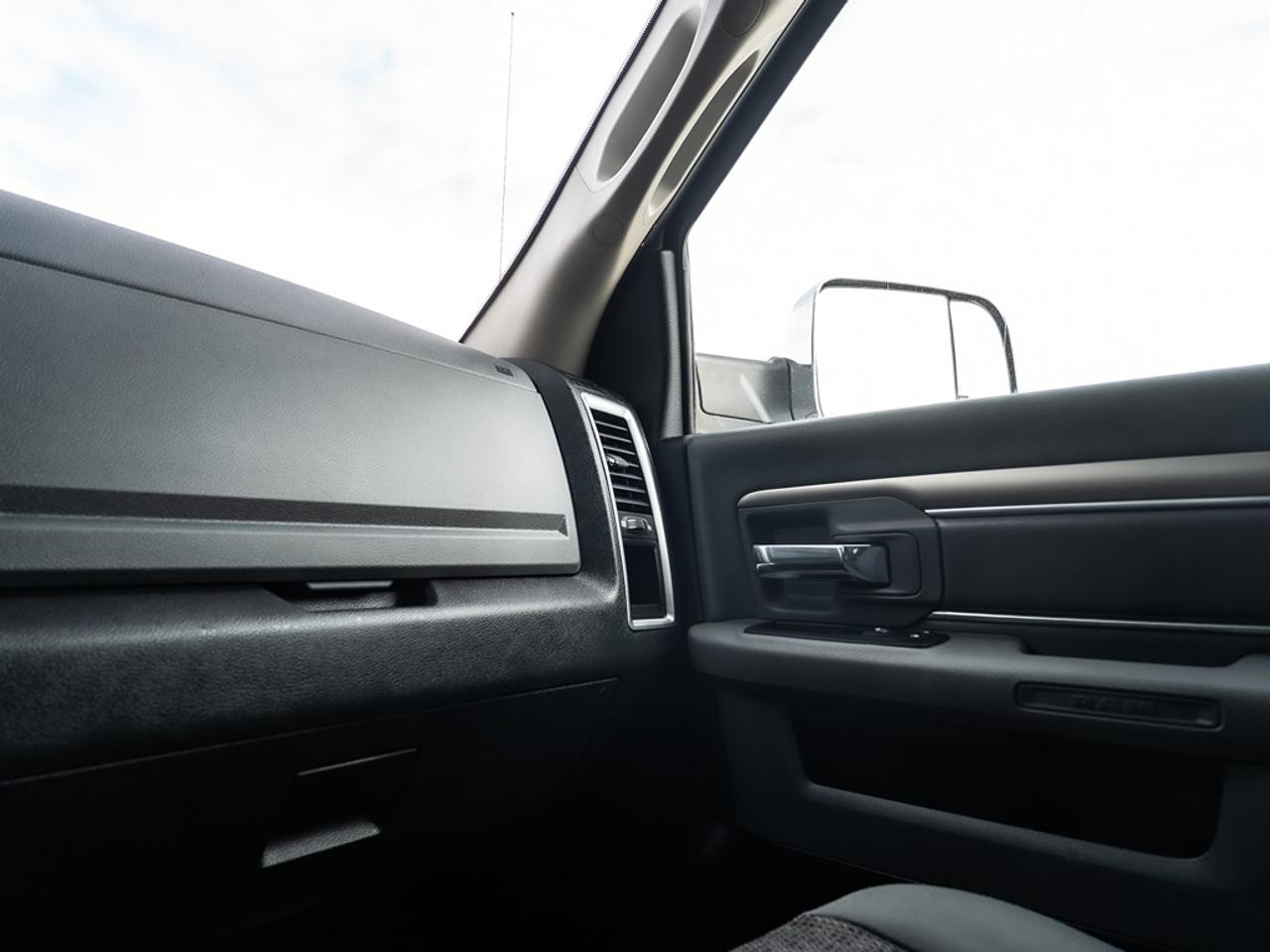 2015 RAM 3500 4WD Crew Cab SLT Dually Photo14
