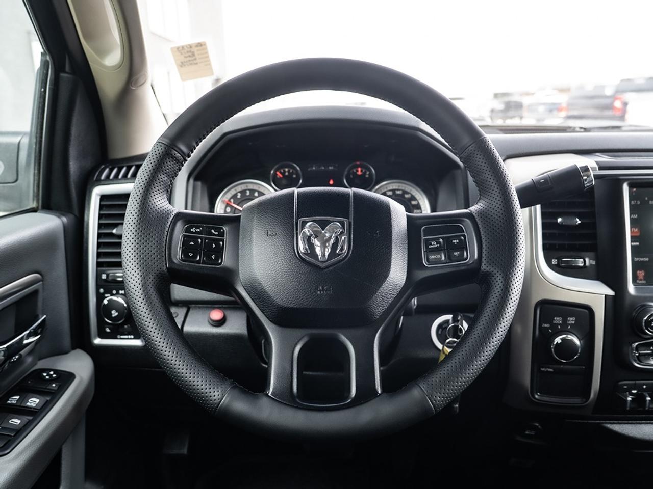 2015 RAM 3500 4WD Crew Cab SLT Dually Photo10