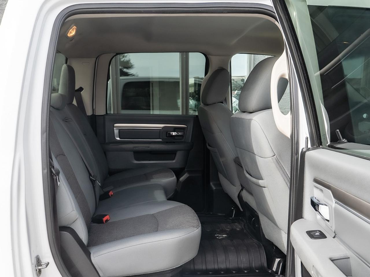 2015 RAM 3500 4WD Crew Cab SLT Dually Photo18