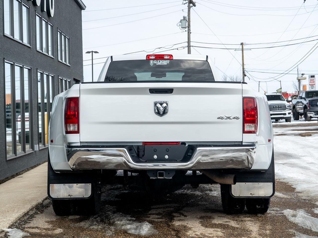 2015 RAM 3500 4WD Crew Cab SLT Dually Photo6