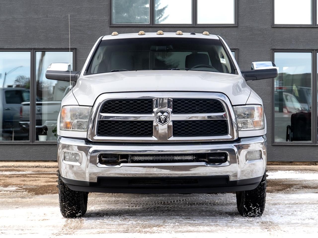 2015 RAM 3500 4WD Crew Cab SLT Dually Photo2