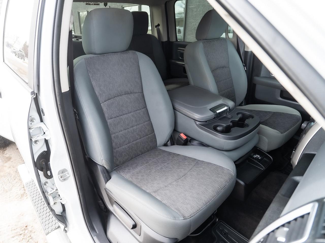 2015 RAM 3500 4WD Crew Cab SLT Dually Photo19