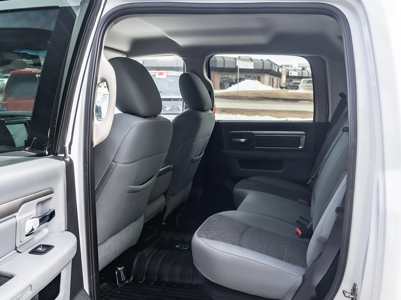 2015 RAM 3500 4WD Crew Cab SLT Dually Photo17