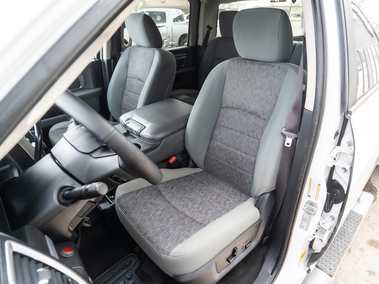 2015 RAM 3500 4WD Crew Cab SLT Dually Photo16