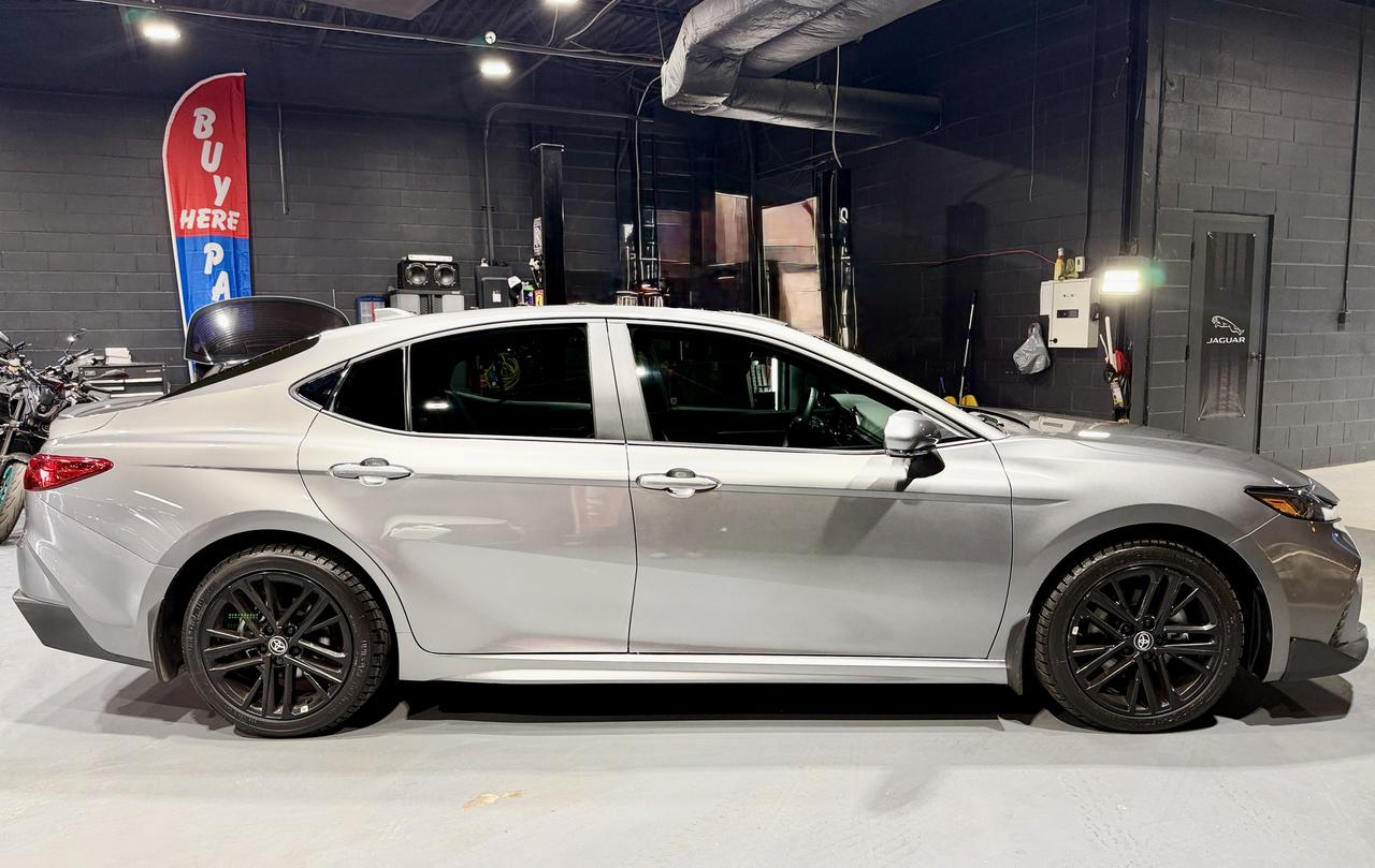 2025 Toyota Camry SE UPGRADE HYBRID AWD Photo