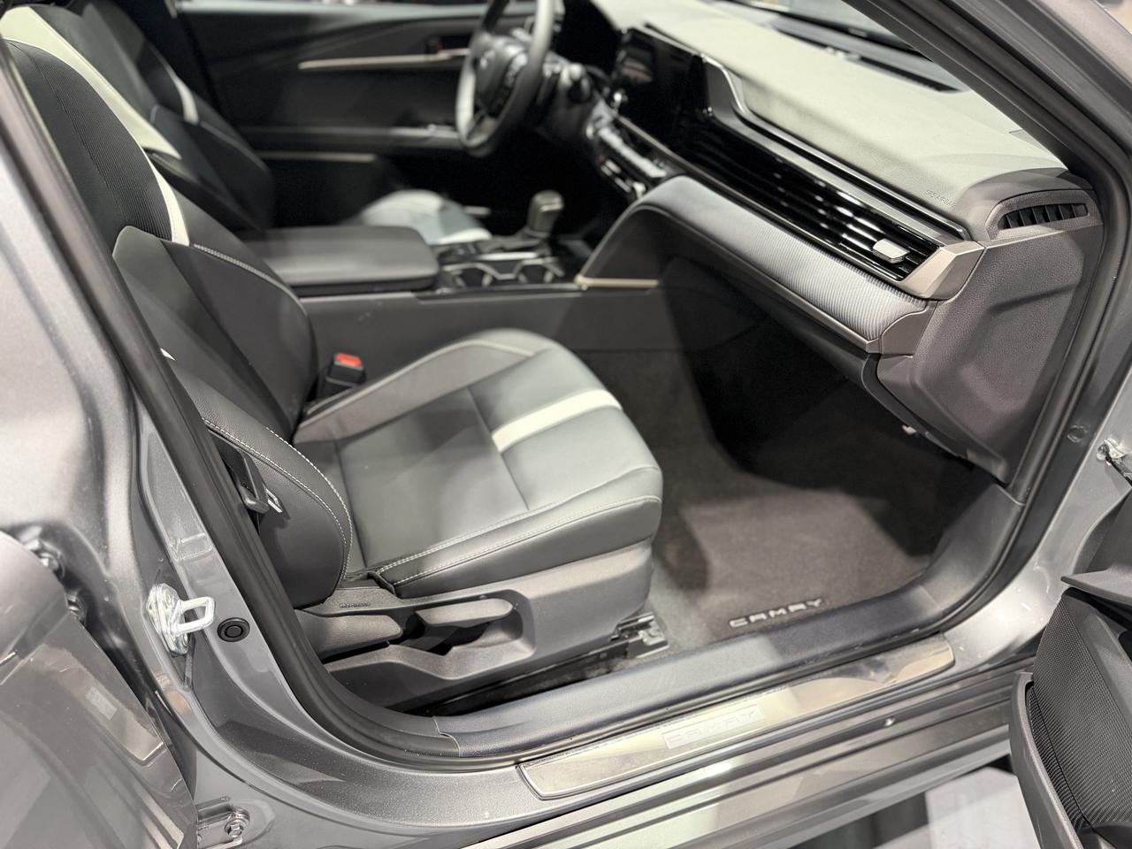 2025 Toyota Camry SE UPGRADE HYBRID AWD Photo