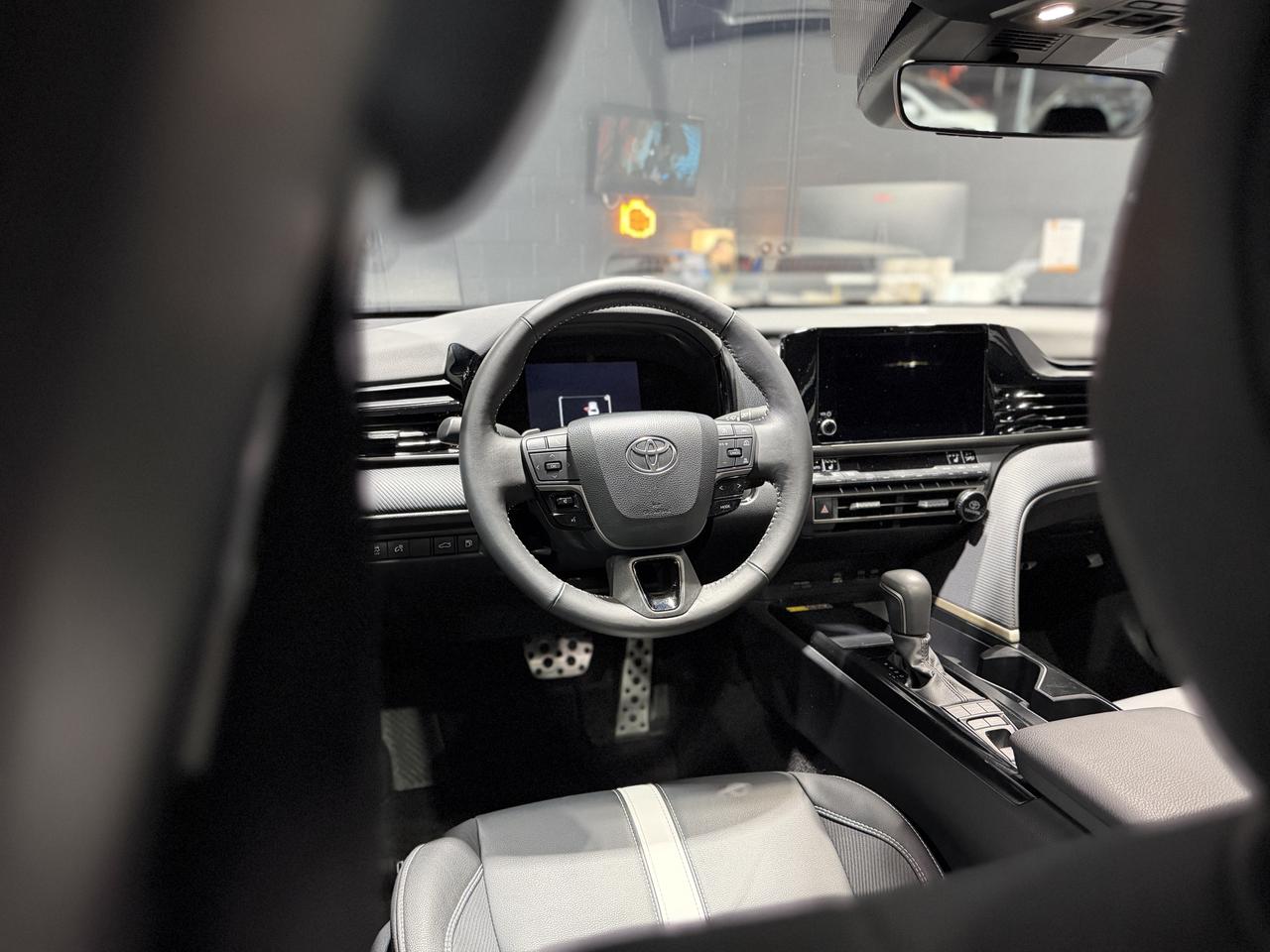 2025 Toyota Camry SE UPGRADE HYBRID AWD Photo