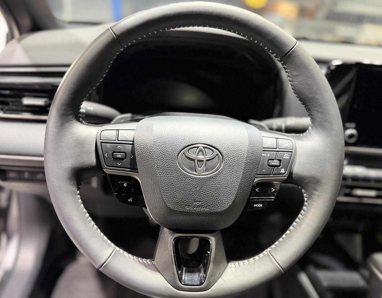 2025 Toyota Camry SE UPGRADE HYBRID AWD Photo