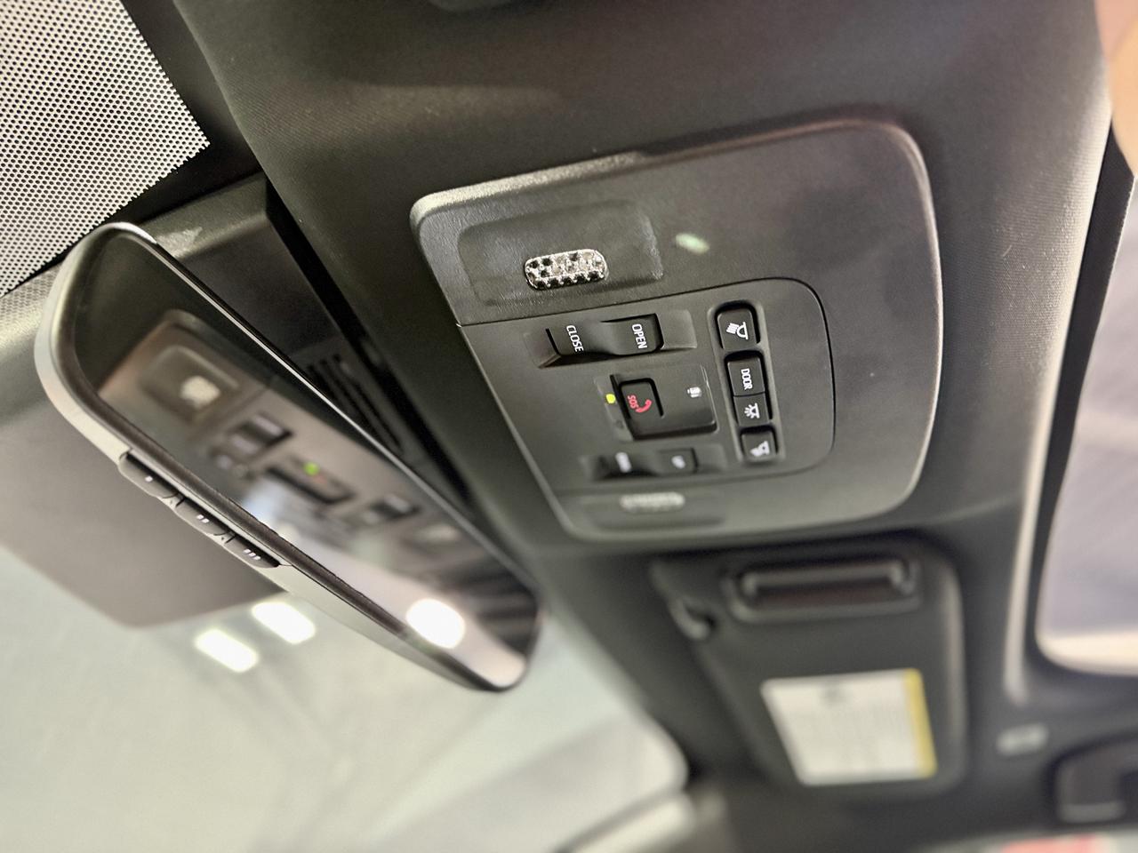 2025 Toyota Camry SE UPGRADE HYBRID AWD Photo