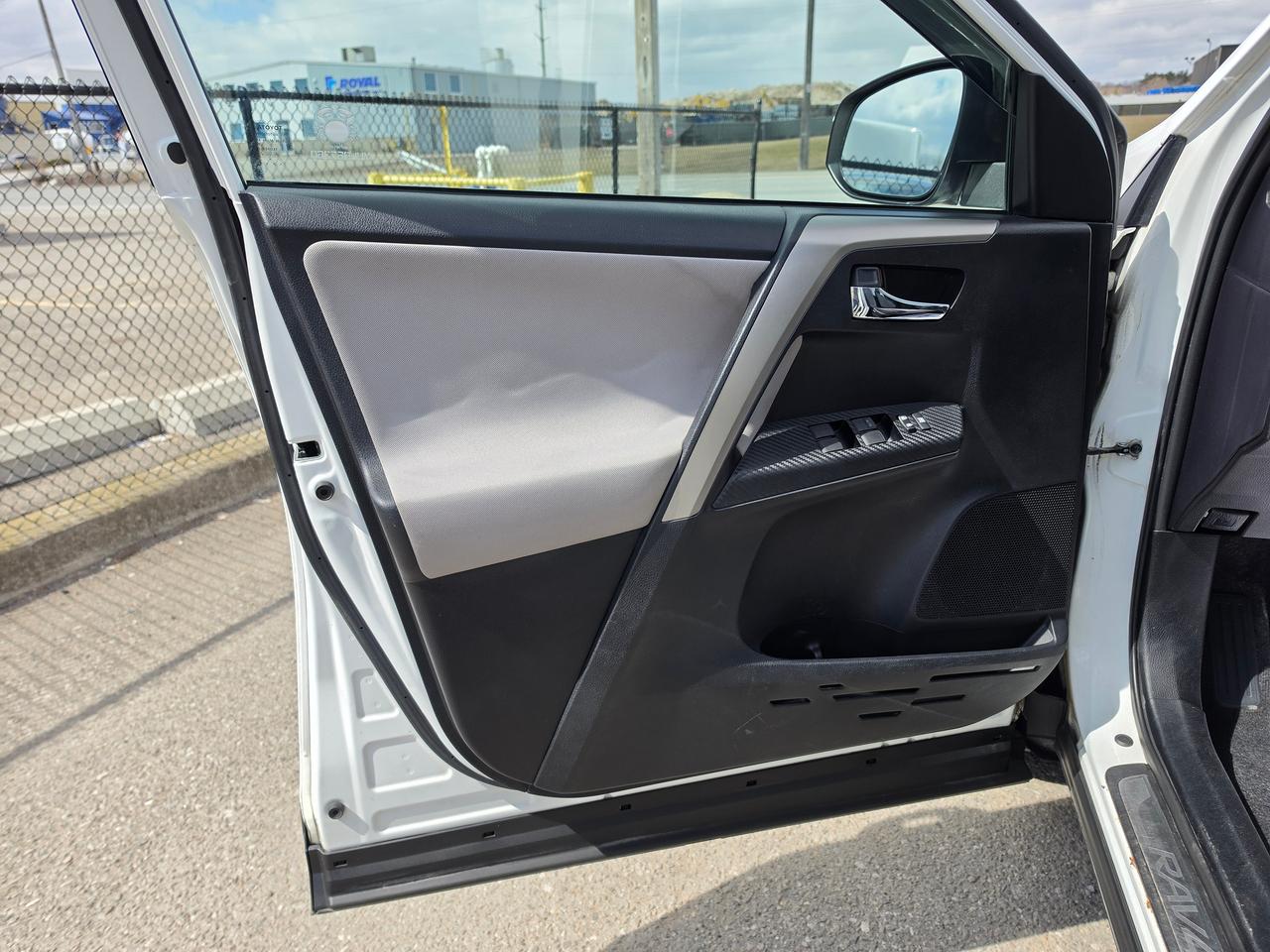 2015 Toyota RAV4 AWD 4dr XLE Photo