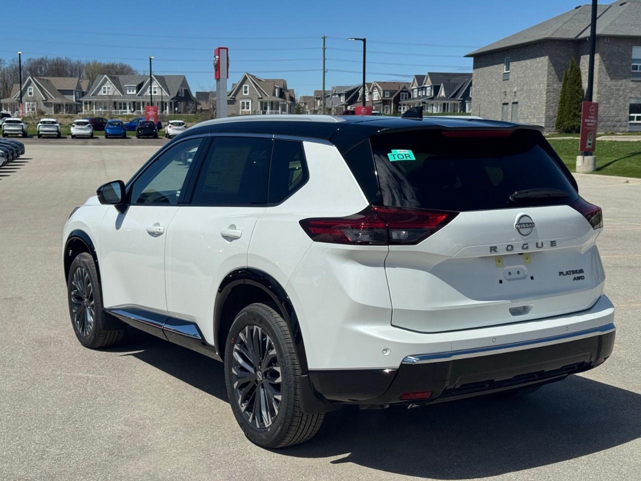 2026 Nissan Rogue AWD Platinum Photo4