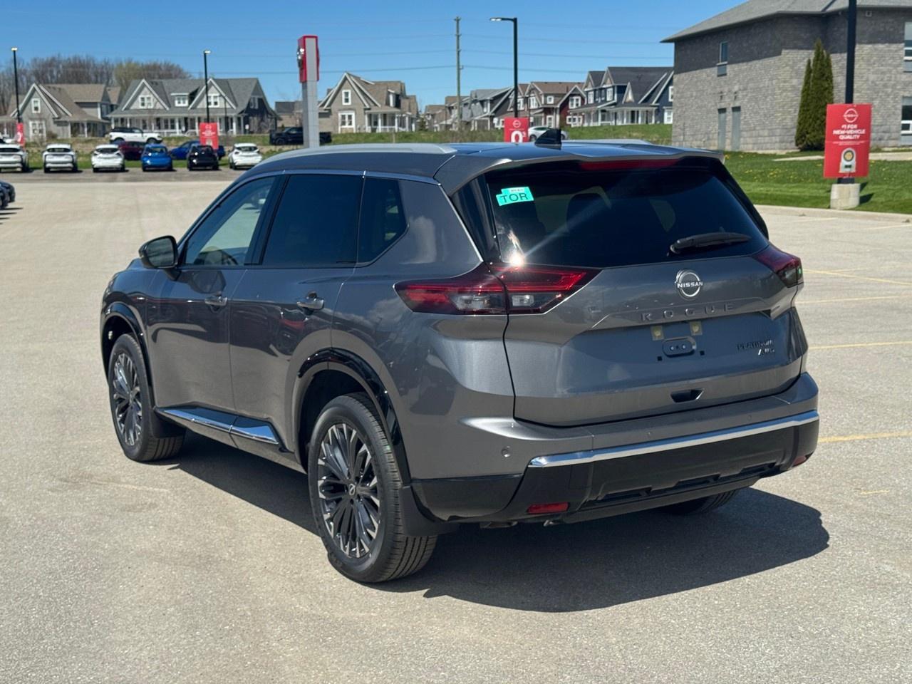 2026 Nissan Rogue AWD Platinum Photo4