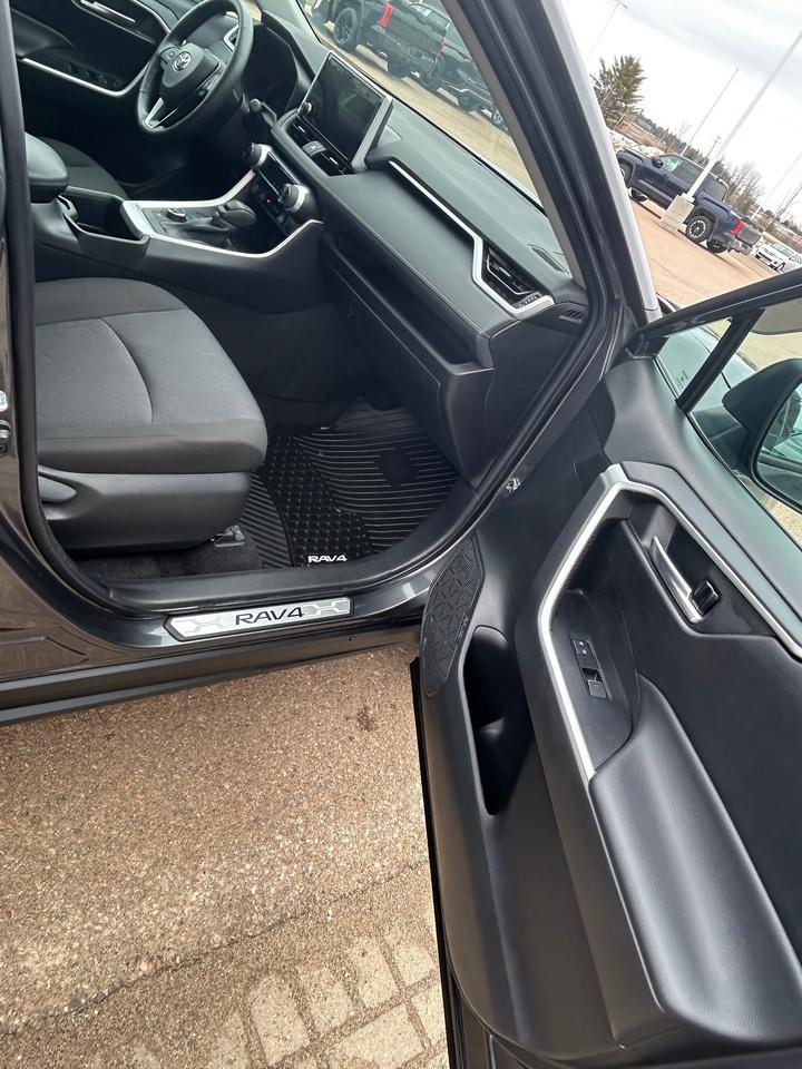 2023 Toyota RAV4 Hybrid XLE Photo