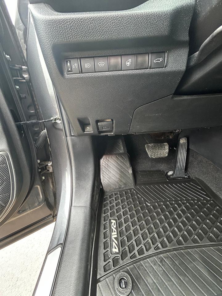 2023 Toyota RAV4 Hybrid XLE Photo