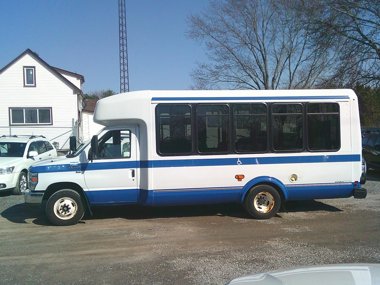 2017 Ford Econoline E-350 Super Duty Bus 158 DRW Photo4