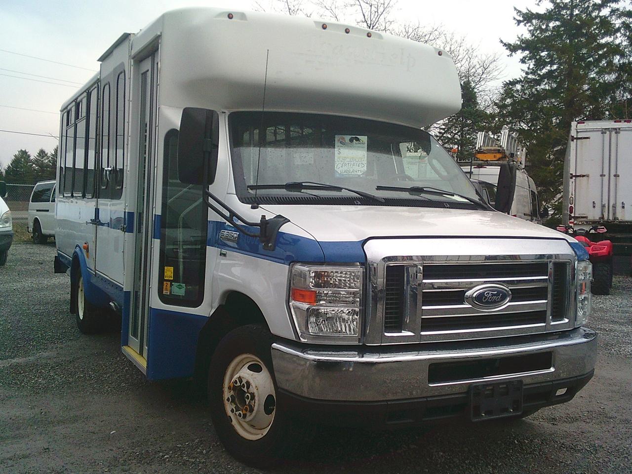 2017 Ford Econoline E-350 Super Duty Bus 158 DRW Photo3