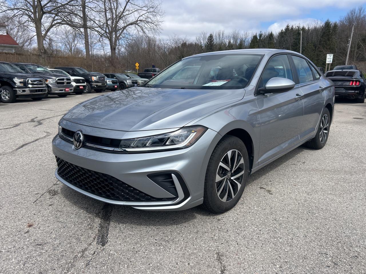 2025 Volkswagen Jetta TRENDLINE, CLEAN CARFAX, BACK UP CAMERA! - Photo #2