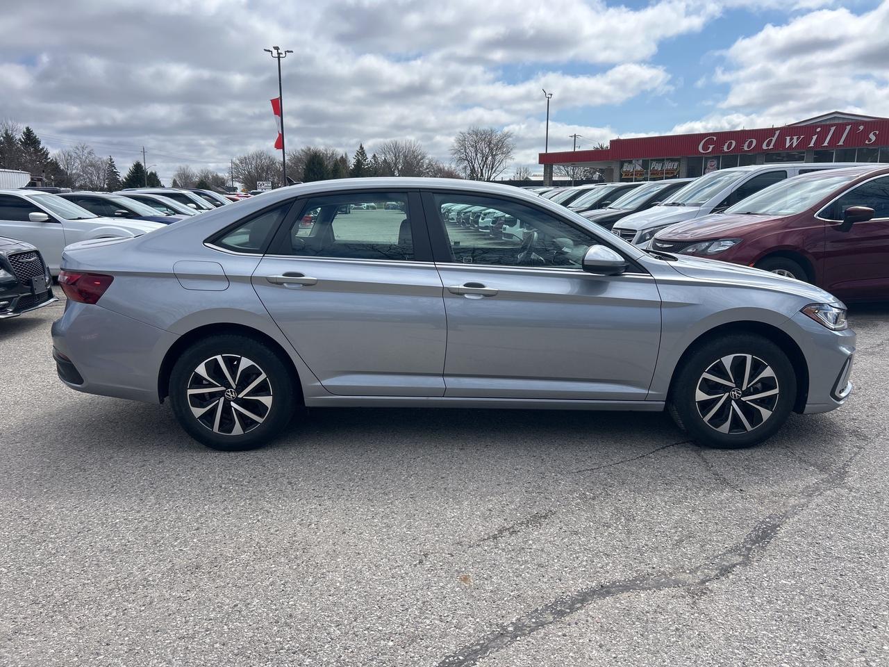 2025 Volkswagen Jetta TRENDLINE, CLEAN CARFAX, BACK UP CAMERA! - Photo #7