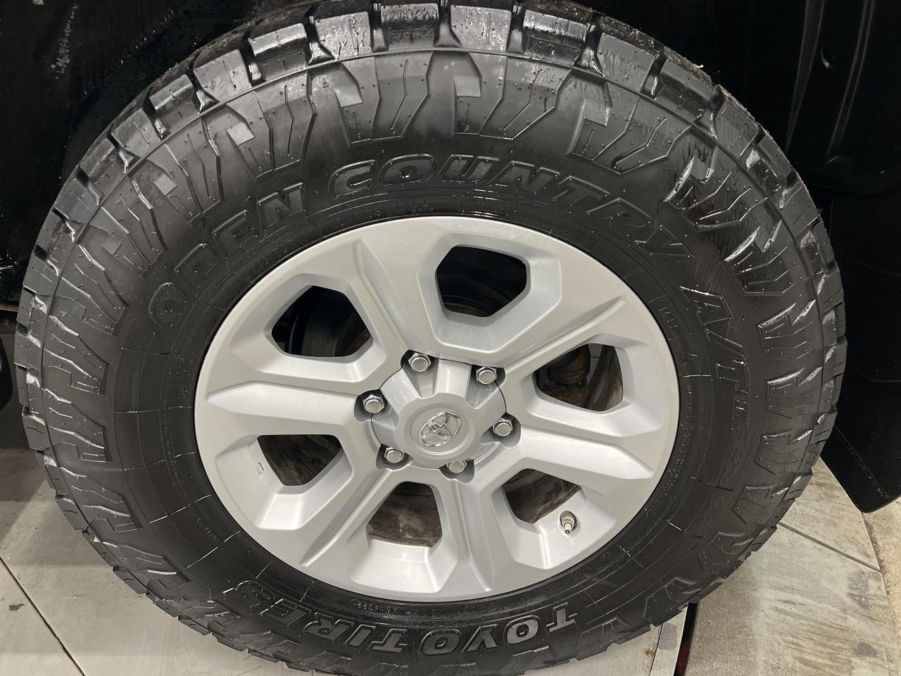 2020 Toyota 4Runner 4X4 | 7-PASS | HTD LEATHER | SUNROOF | CARPLAY Photo