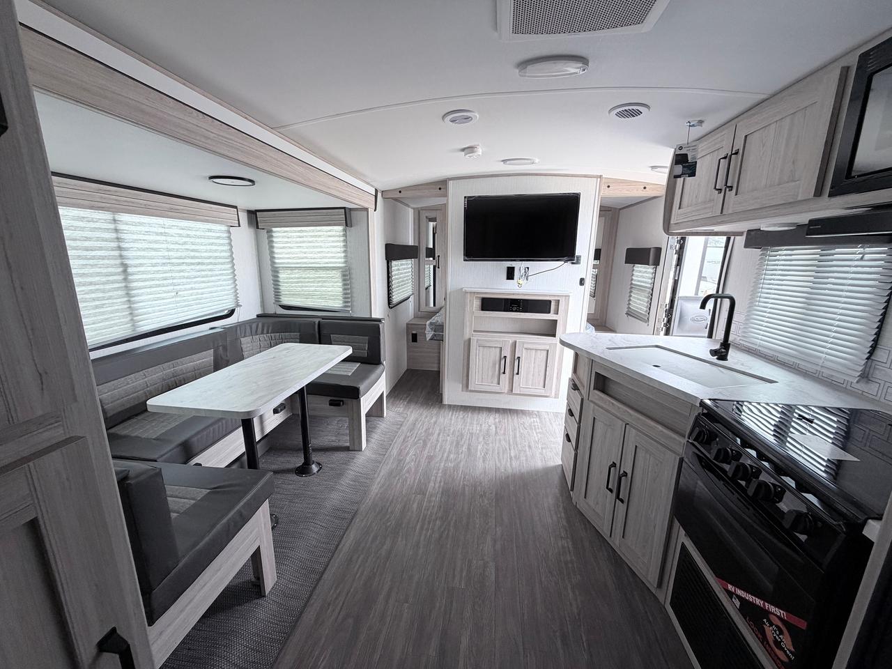 2024 SHADOW CRUISER SHADOW CRUISER ULTRA 240 BHS 240 BHS Photo3