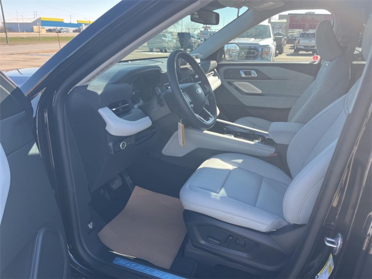 2026 Ford Explorer Platinum  - Leather Package Photo5