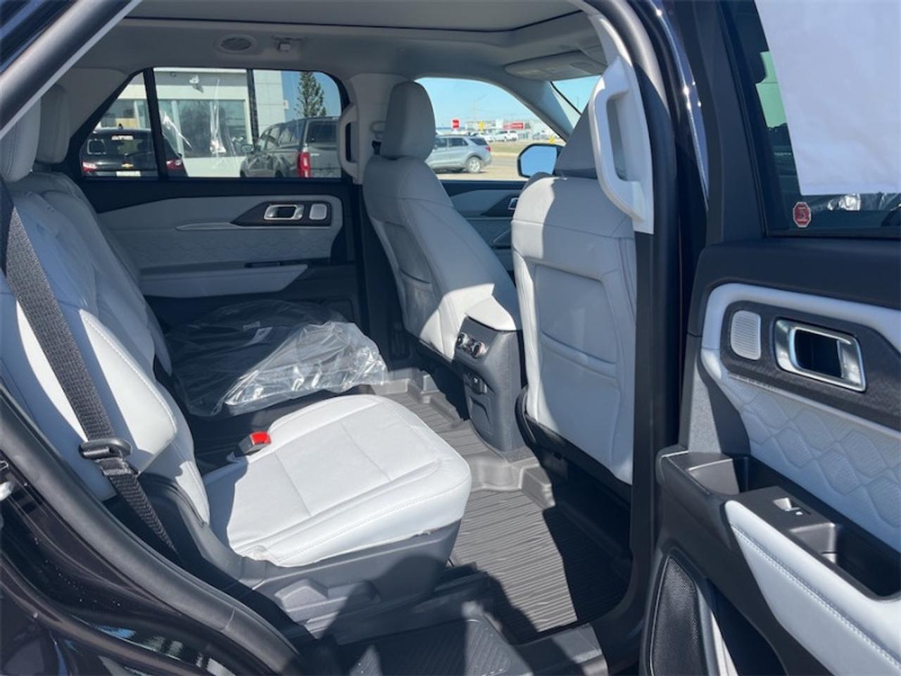 2026 Ford Explorer Platinum  - Leather Package Photo5