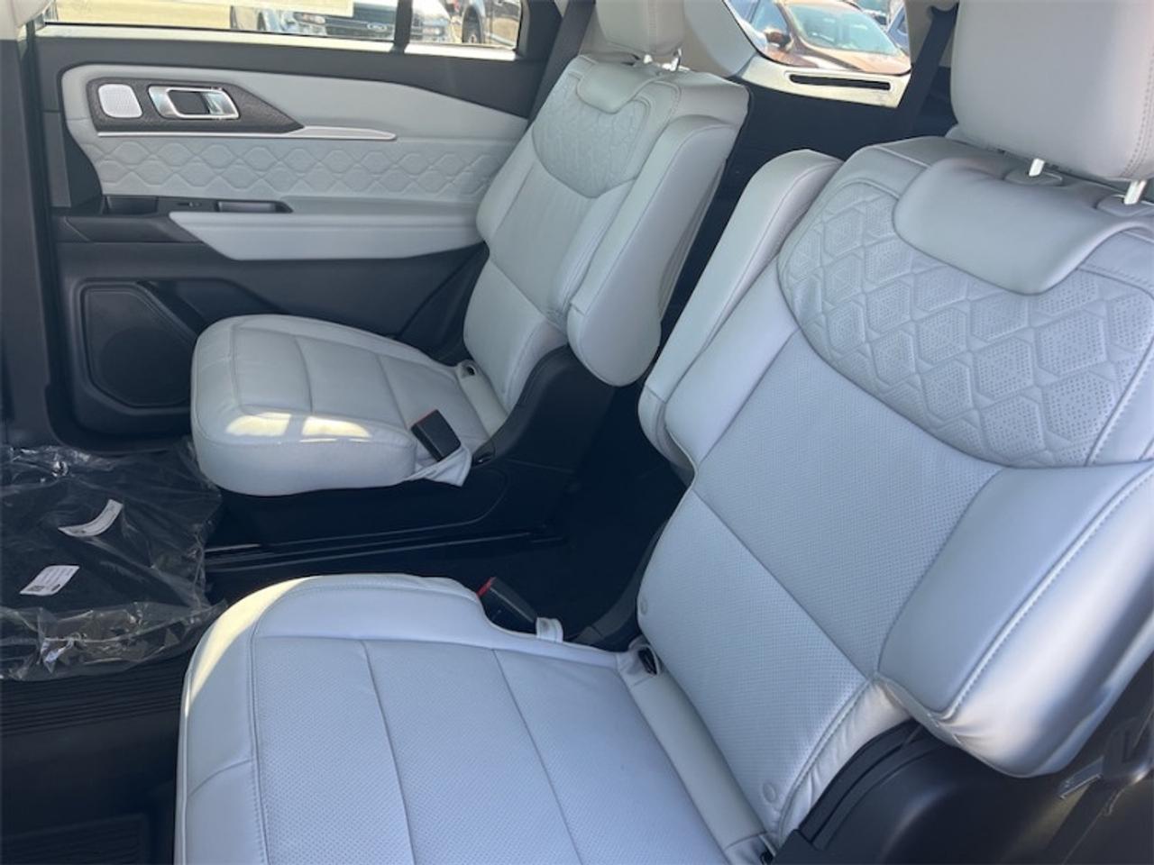 2026 Ford Explorer Platinum  - Leather Package Photo5