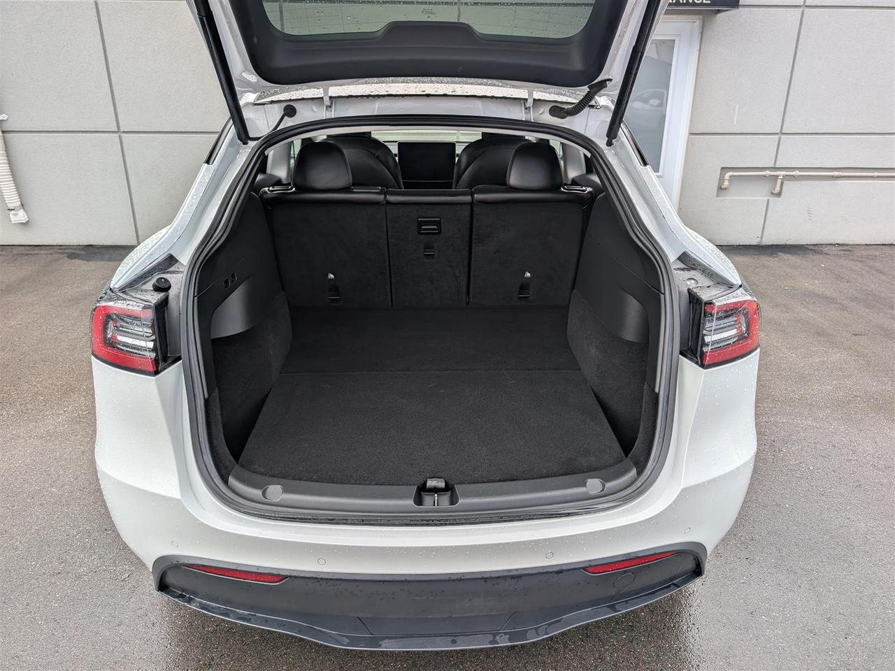 2022 Tesla Model Y LONG RANGE AWD - DUAL MOTOR Photo