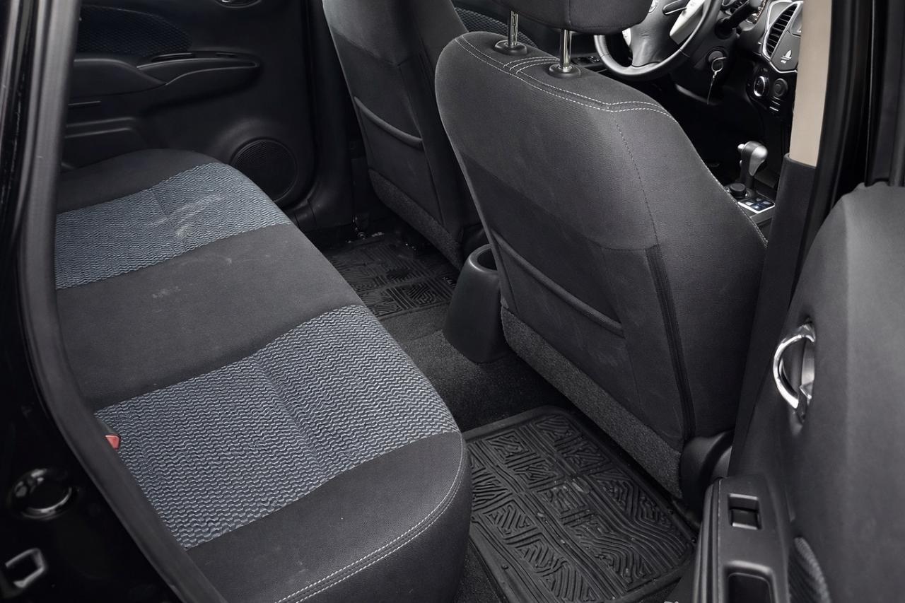 2015 Nissan Versa SV Photo