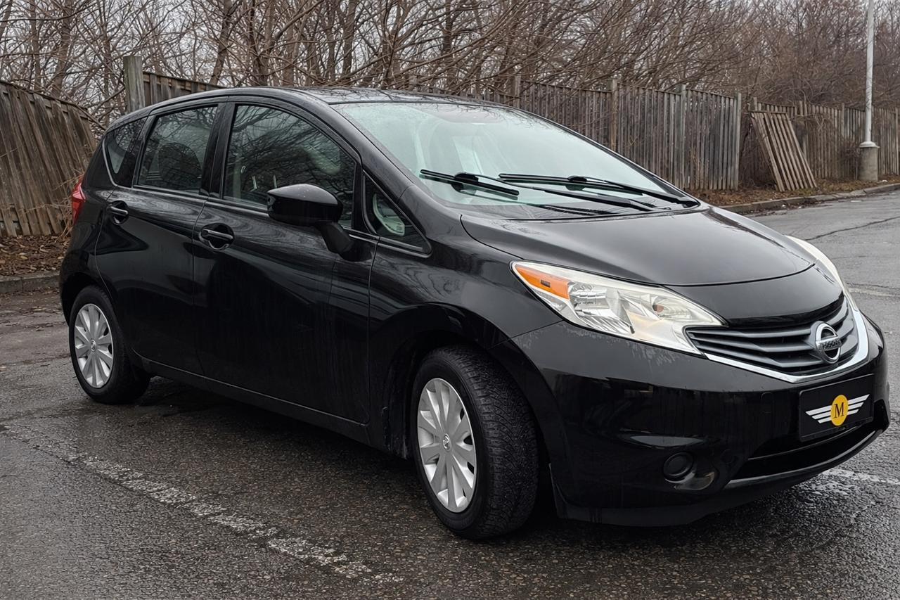 2015 Nissan Versa SV Photo