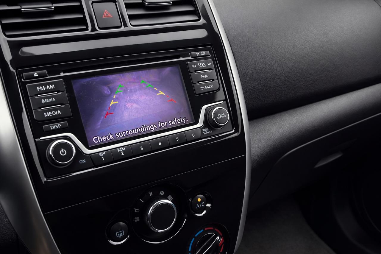 2015 Nissan Versa SV Photo