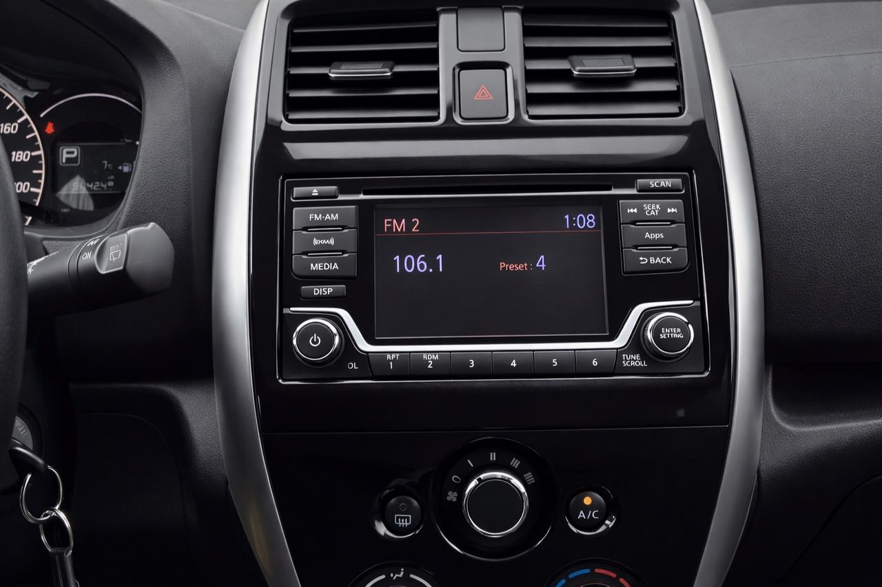 2015 Nissan Versa SV Photo