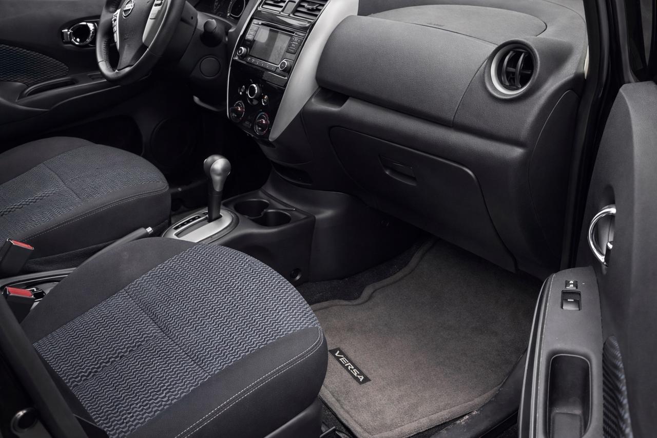 2015 Nissan Versa SV Photo