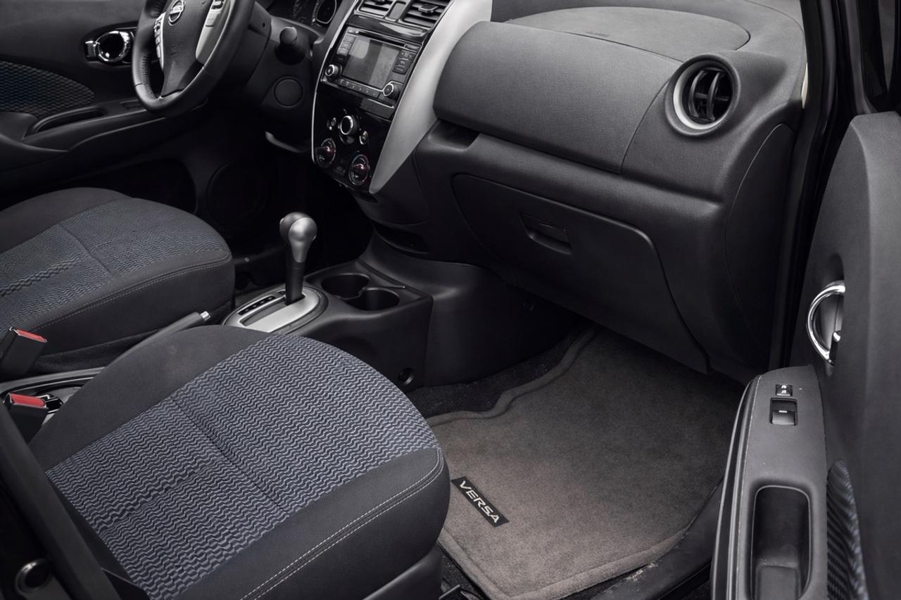 2015 Nissan Versa SV - NO ACCIDENTS Photo