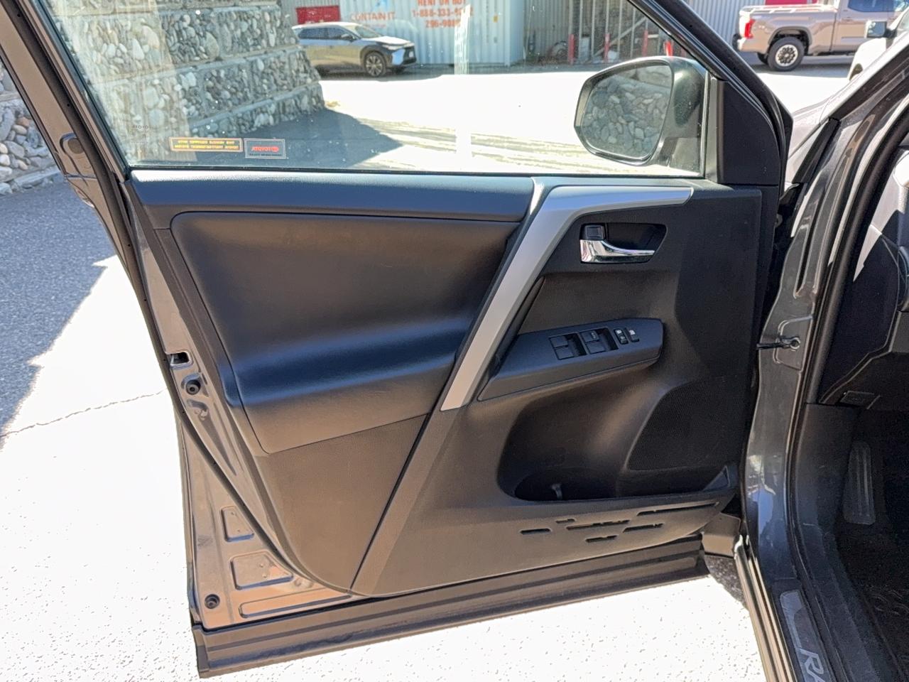 2017 Toyota RAV4 XLE Photo