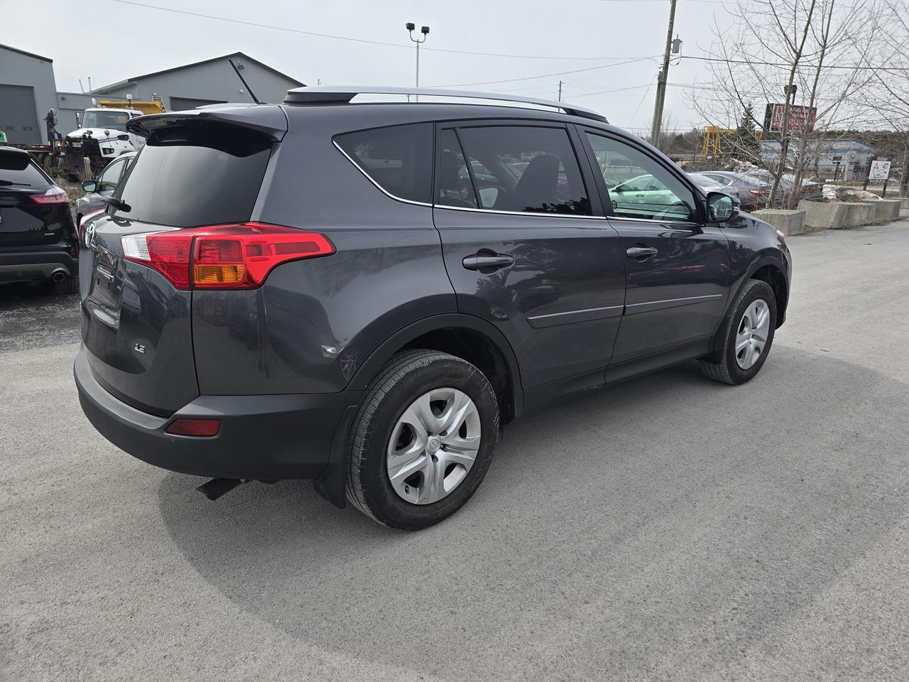 2015 Toyota RAV4 LE Photo3