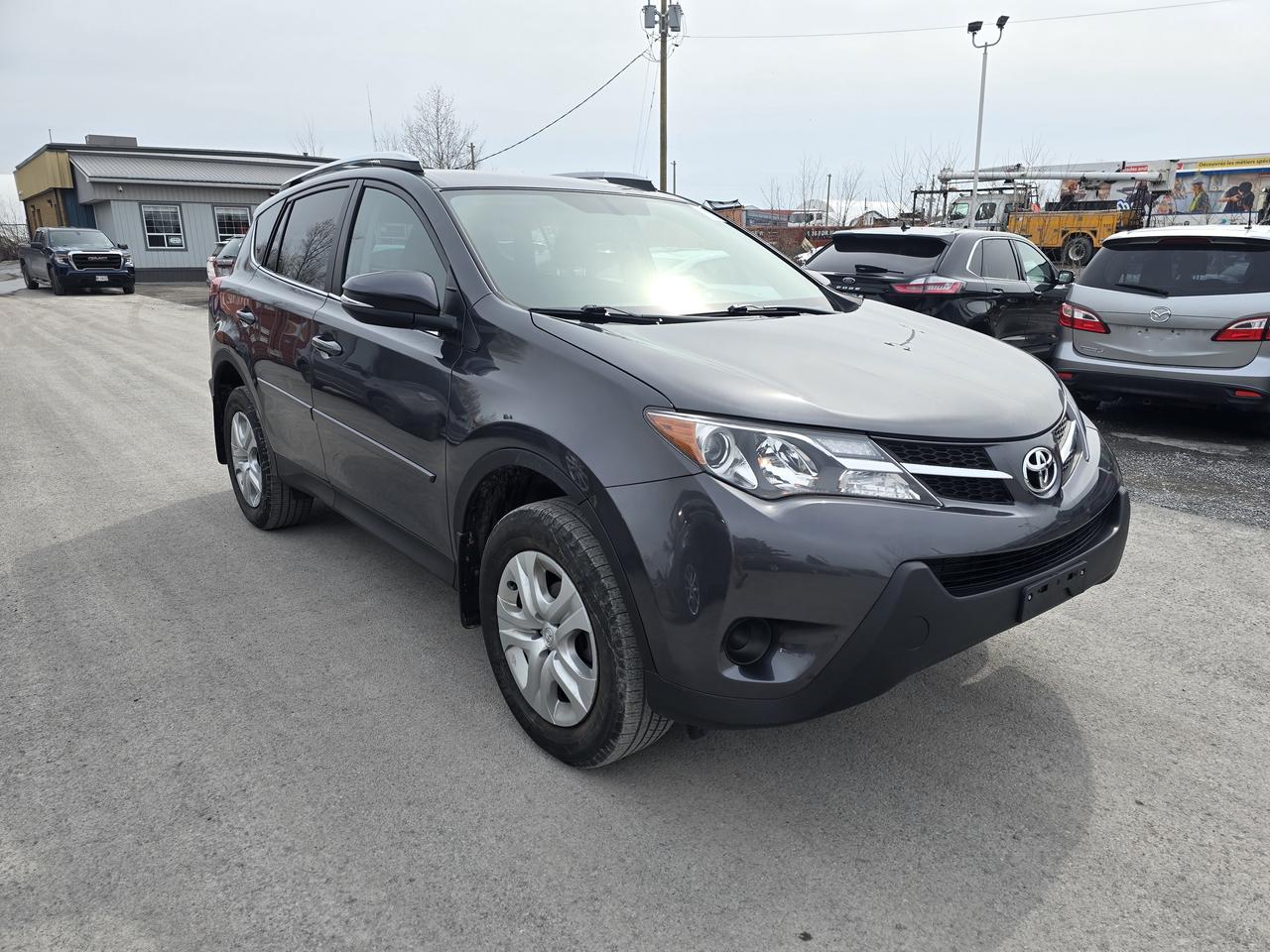 2015 Toyota RAV4 LE Photo2