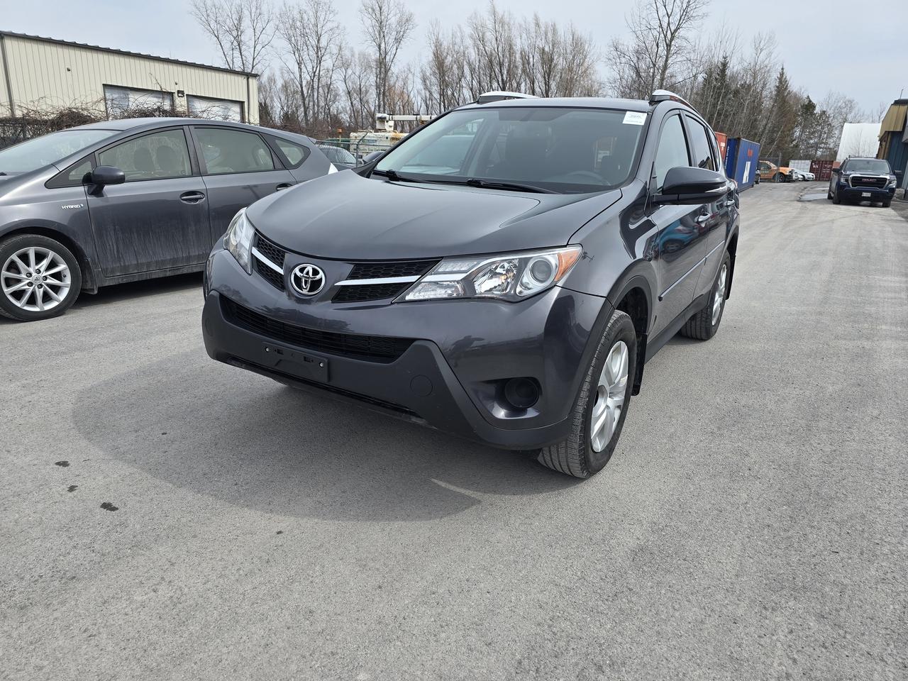 2015 Toyota RAV4 LE Photo0