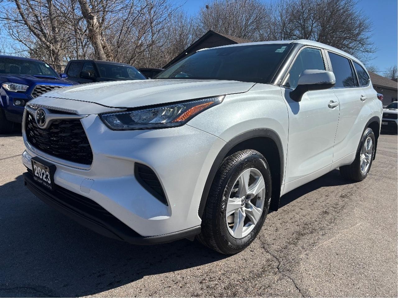 2023 Toyota Highlander LE AWD 8 PASS CLEAN CARFAX Photo