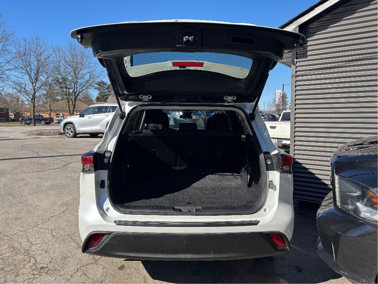 2023 Toyota Highlander LE AWD 8 PASS CLEAN CARFAX Photo