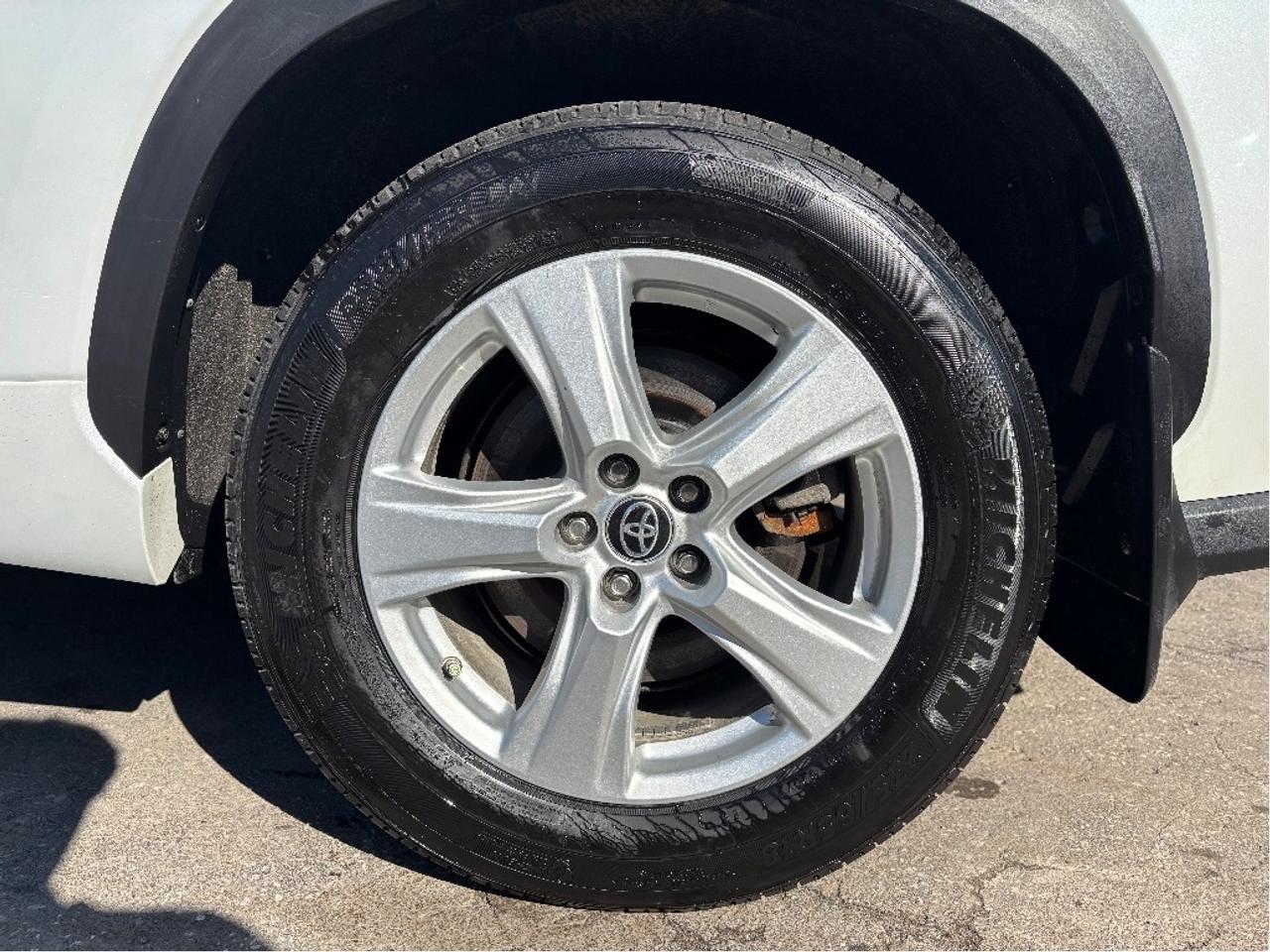 2023 Toyota Highlander LE AWD 8 PASS CLEAN CARFAX Photo