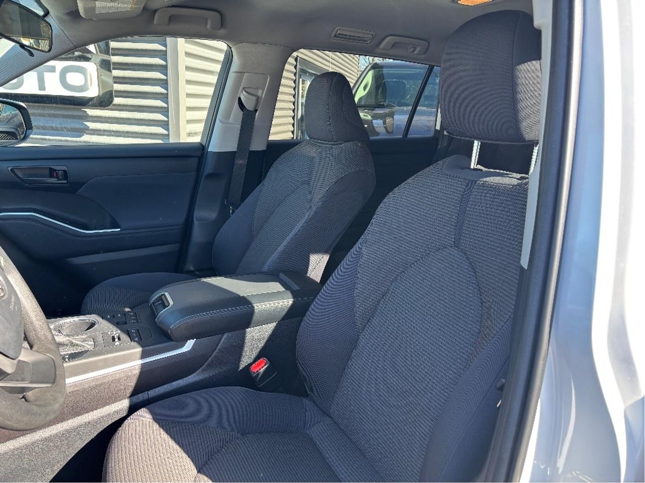 2023 Toyota Highlander LE AWD 8 PASS CLEAN CARFAX Photo