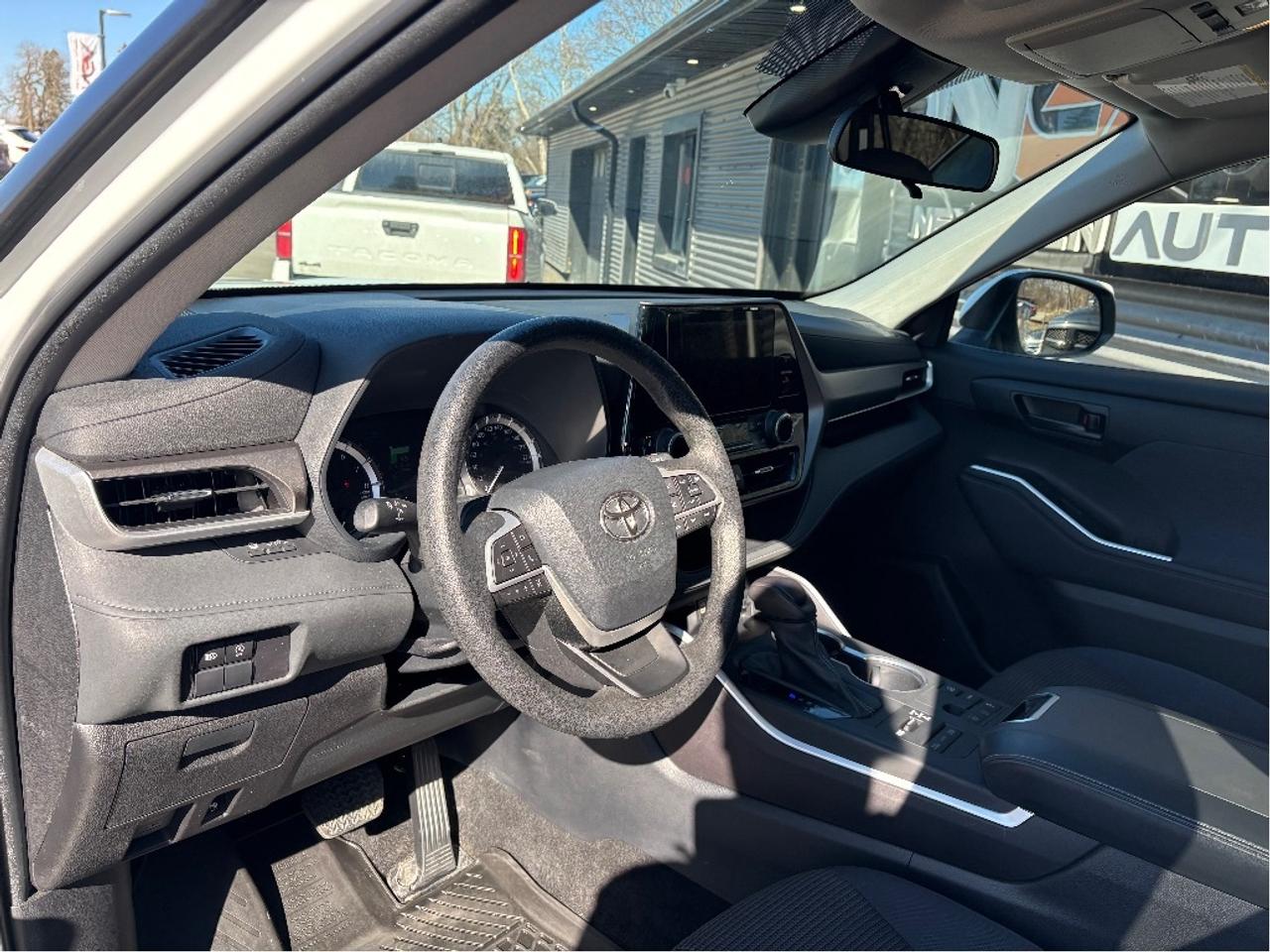 2023 Toyota Highlander LE AWD 8 PASS CLEAN CARFAX Photo
