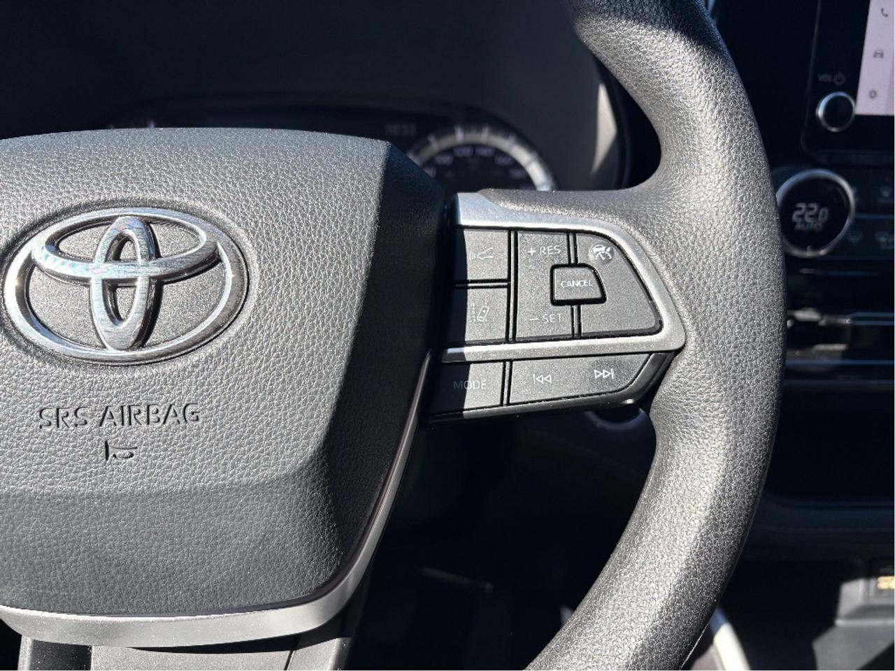 2023 Toyota Highlander LE AWD 8 PASS CLEAN CARFAX Photo