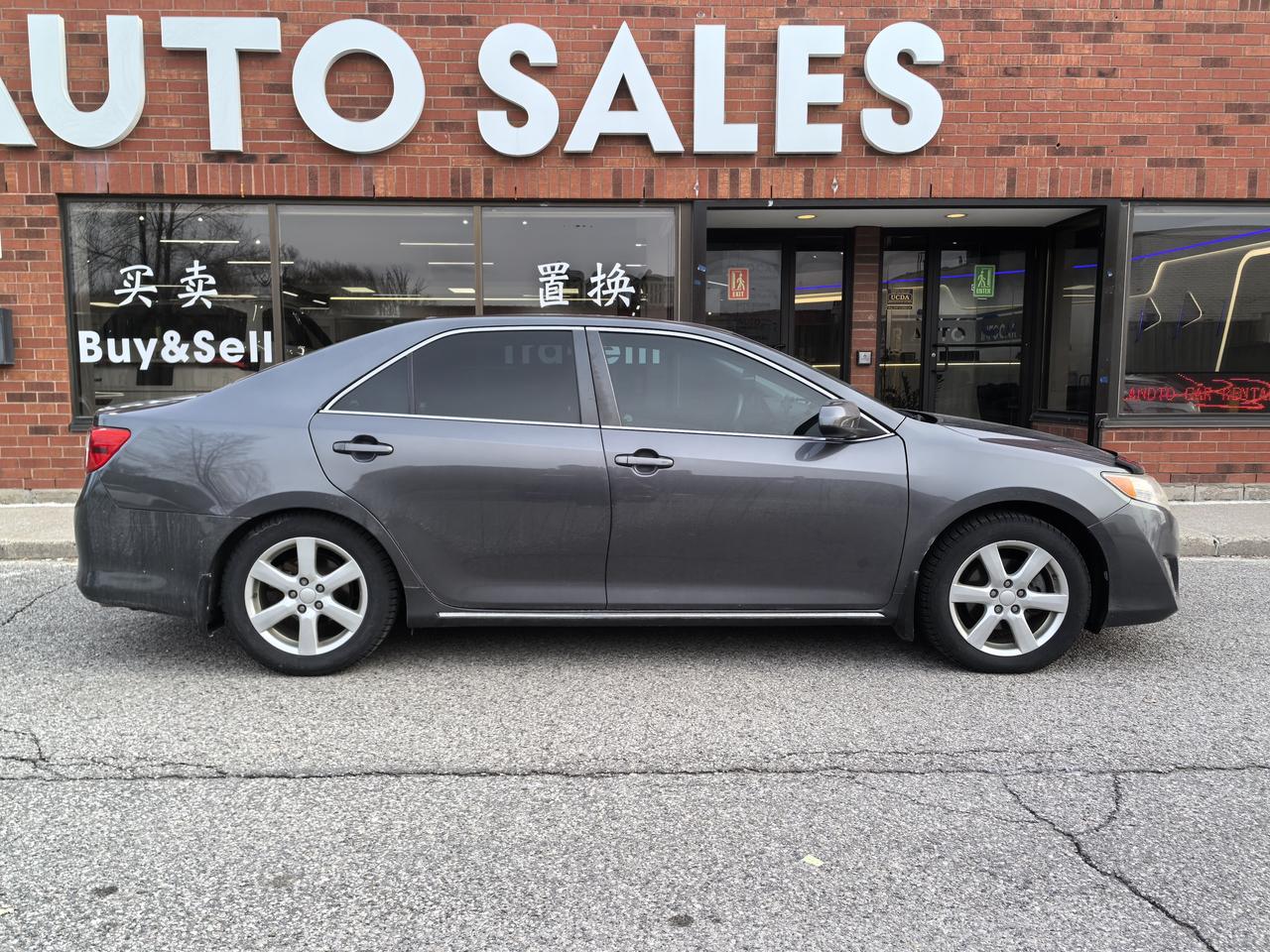 2012 Toyota Camry SE Photo2