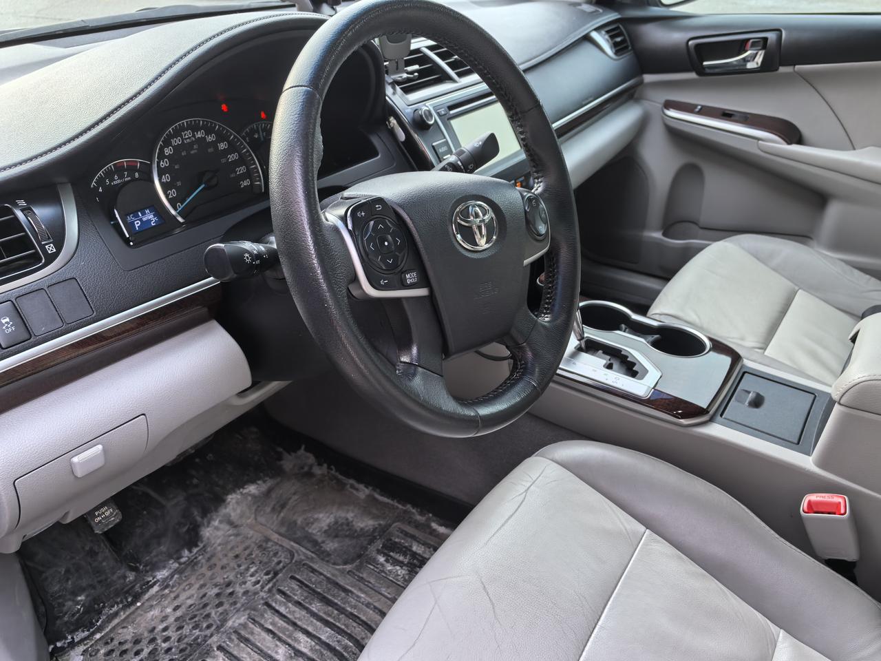 2012 Toyota Camry SE Photo