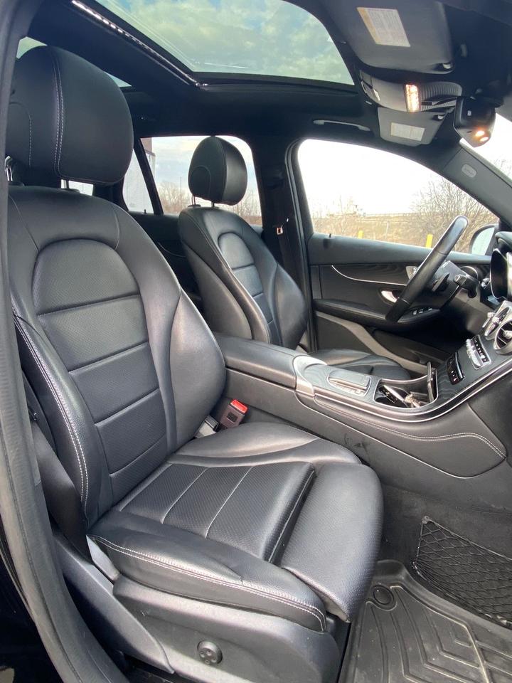 2020 Mercedes-Benz GLC-Class 300 | NO ACCIDENT | LEATHER | PANOROOF Photo