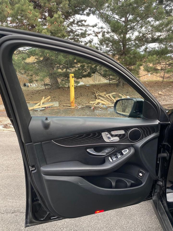 2020 Mercedes-Benz GLC-Class 300 | NO ACCIDENT | LEATHER | PANOROOF Photo