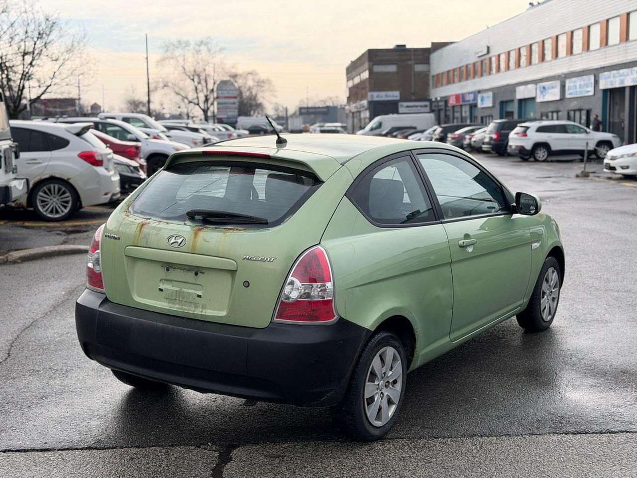 2010 Hyundai Accent SE Photo
